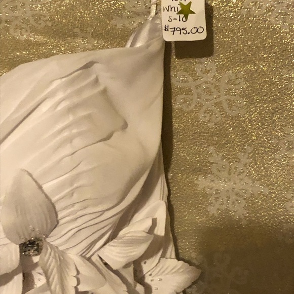 Gorgeous brand new ivory white wedding gown - Picture 2 of 8